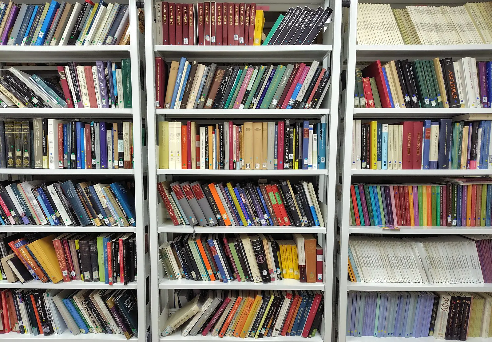 研究室の蔵書。3つの書架に古代哲学の原典や研究書がぎっしり並ぶ